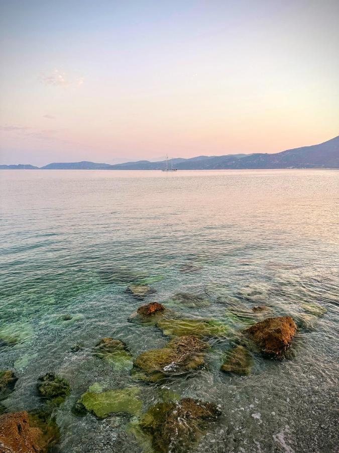 Beach Retreat In Town Corinth Exterior foto